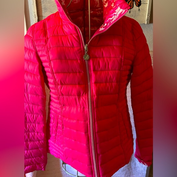 Pink reversible puffer jacket. - Picture 2 of 3